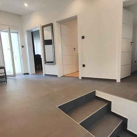 Bright And Spacious With Private Parking In Apartment