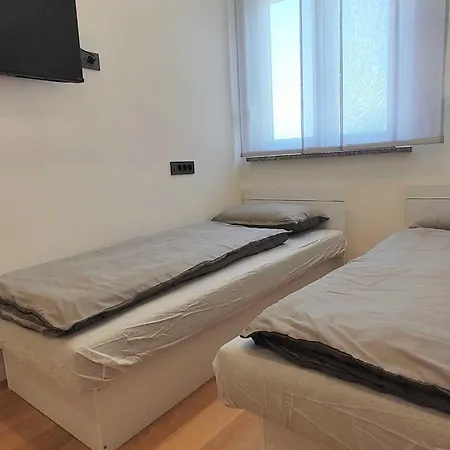 Bright And Spacious With Private Parking In Apartment *