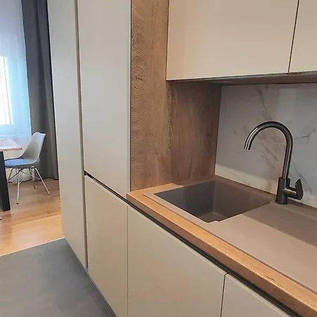 Bright And Spacious With Private Parking In Apartment