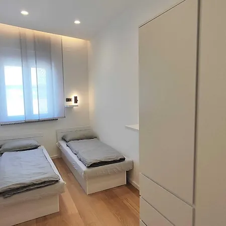 Bright And Spacious With Private Parking In Apartment *