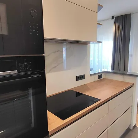Apartment Bright And Spacious With Private Parking In