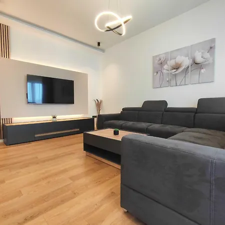 Apartment Bright And Spacious With Private Parking In *