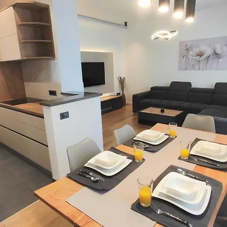 Bright And Spacious With Private Parking In Apartment *