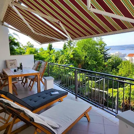 Bright And Spacious With Private Parking In Apartment *