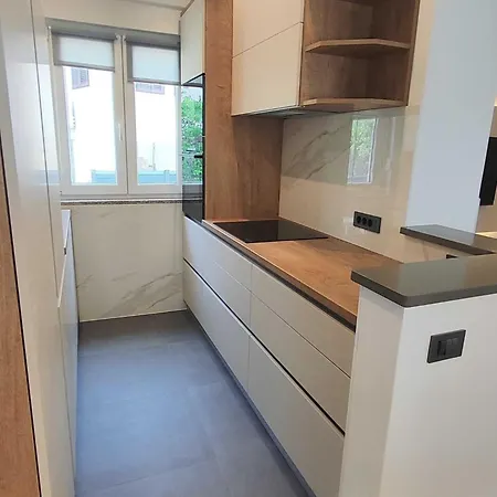 Bright And Spacious With Private Parking In