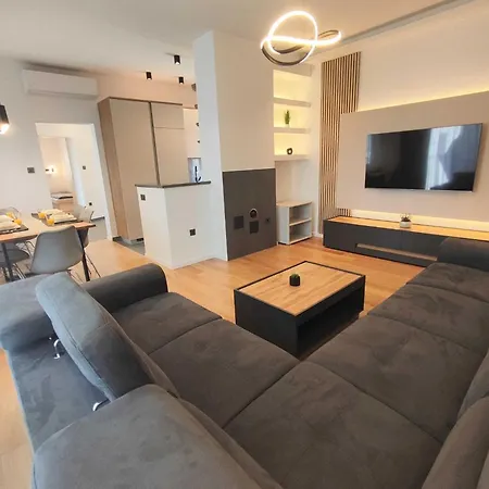 Apartment Bright And Spacious With Private Parking In