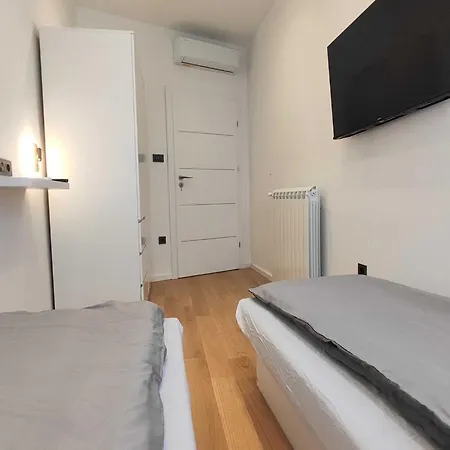 Apartment Bright And Spacious With Private Parking In *