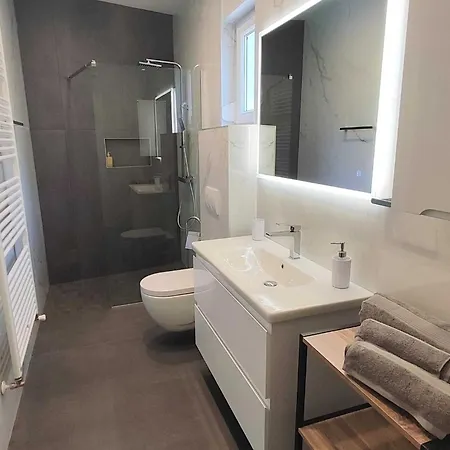Bright And Spacious With Private Parking In Apartment *