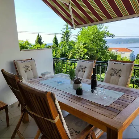Bright And Spacious With Private Parking In Appartamento